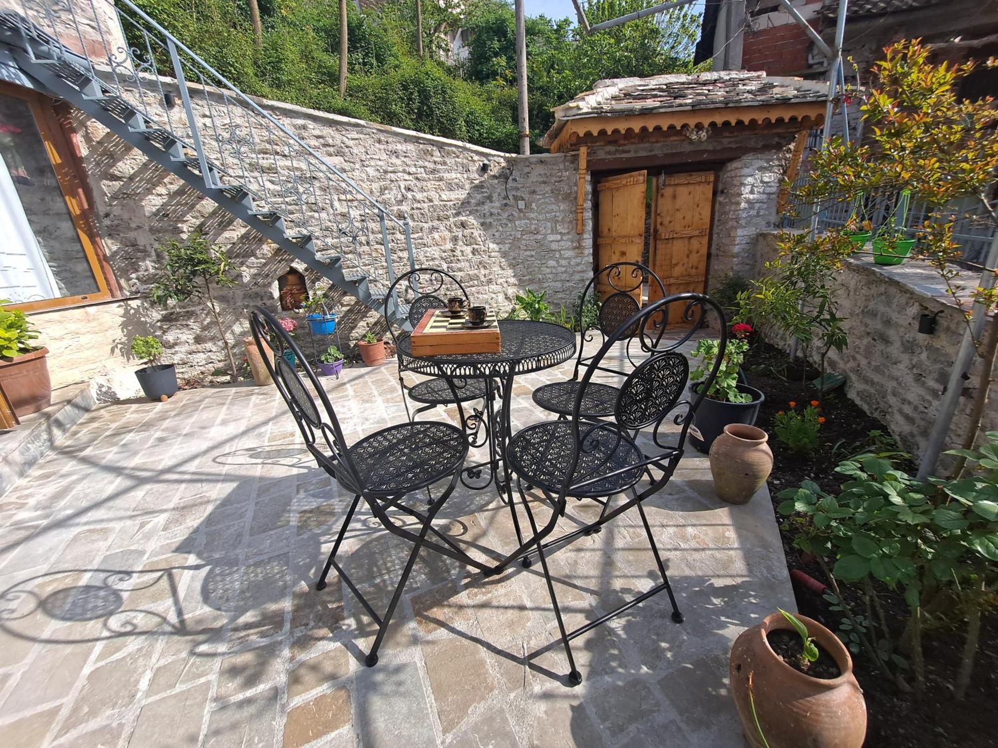 "Villa 70" Guesthouse Gjirokastër Eksteriør billede
