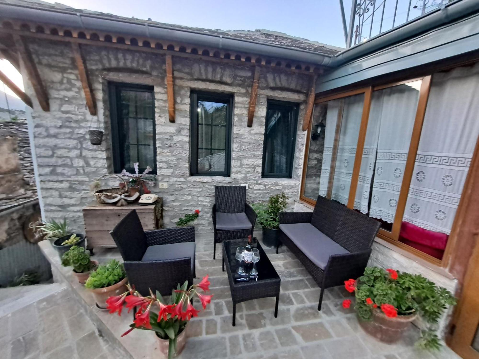 "Villa 70" Guesthouse Gjirokastër Eksteriør billede