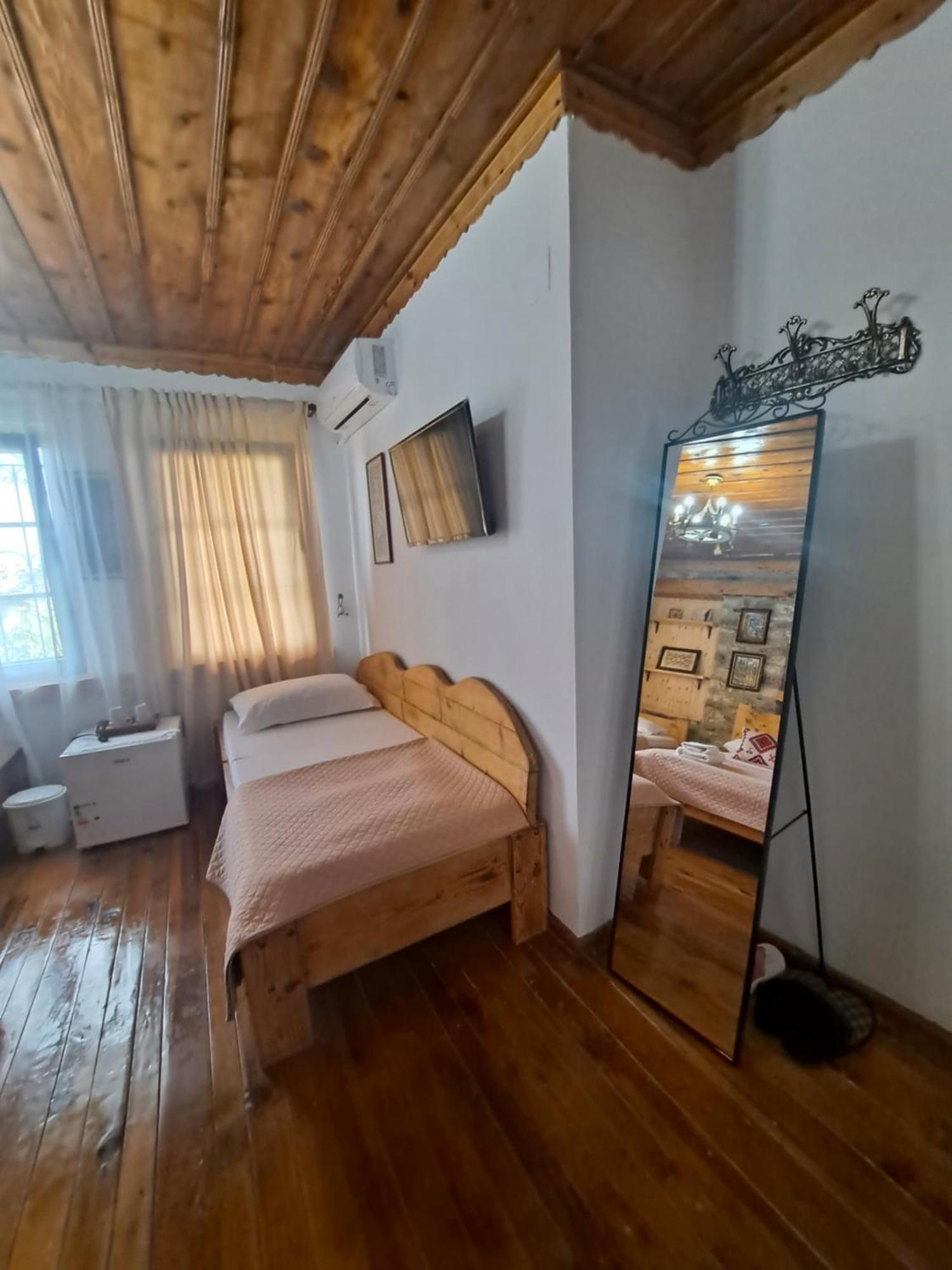 "Villa 70" Guesthouse Gjirokastër Eksteriør billede